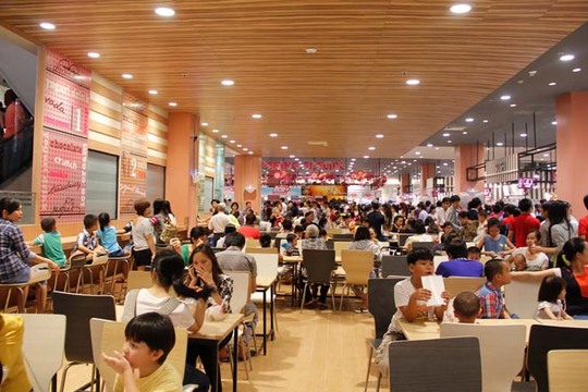 Các gian hàng ăn uống trong khu trung tâm đều chật kín người, hầu như không còn chỗ trống nhưng việc mua bán vẫn diễn khá trật tự, không có cảnh chen lấn.