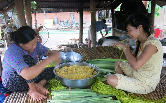 Mẹ con bà Điệp mất khoảng 3 giờ đồng hồ để gói 10kg nếp