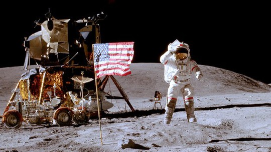 Lá cờ của Mỹ đã được dựng lên trên mặt trăng trong cuộc thám hiểm năm 1969, và bức ảnh này đã lưu giữ khoảnh khắc cảm động ấy. Hãy ngắm nhìn vẻ đẹp trang trọng nhưng cũng ngập tràn niềm hạnh phúc của Neil Armstrong và Buzz Aldrin khi họ trở thành những người đầu tiên chạm tay vào bề mặt thiên hà.