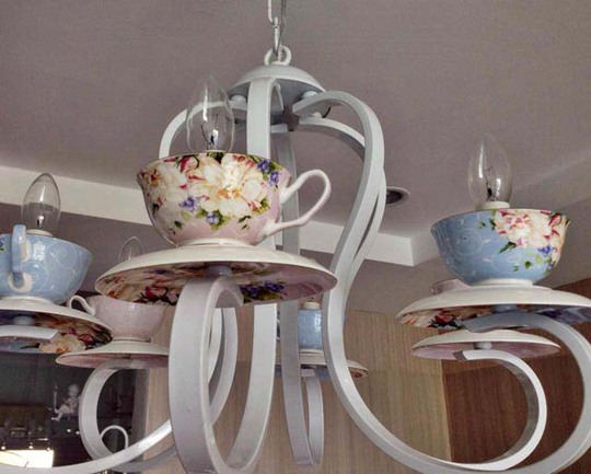 Những tách trà được tận dụng để trang trí bóng đèn treo trên trần.