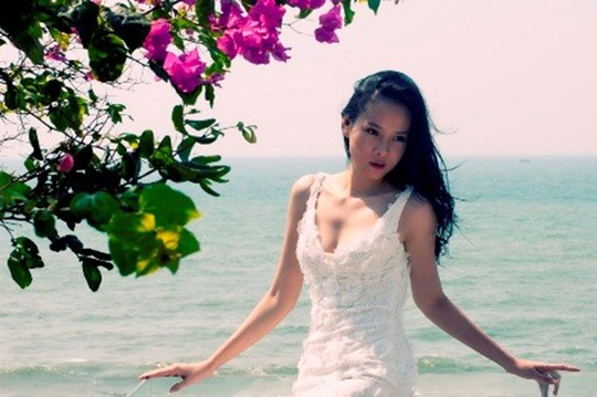 Dương Yến Ngọc tung ảnh quyến rũ bên biển sau vụ dự đoán MH17 ...