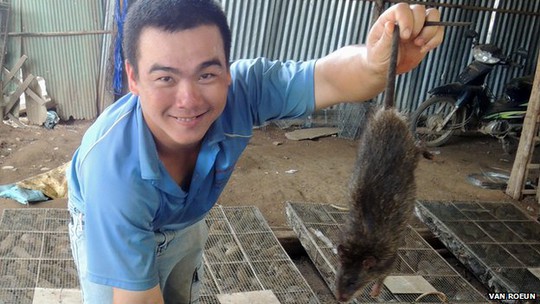 Nhiều người Việt Nam đến cửa khẩu biên giới với Campuchia để mua chuột đồng. Ảnh: BBC