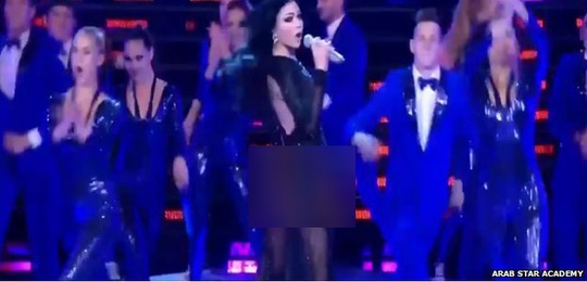 Haifa Wehbe trình diễn một ca khúc trong chương trình truyền hình thực tế Học viên ngôi sao Arab (Arab Star Academy)