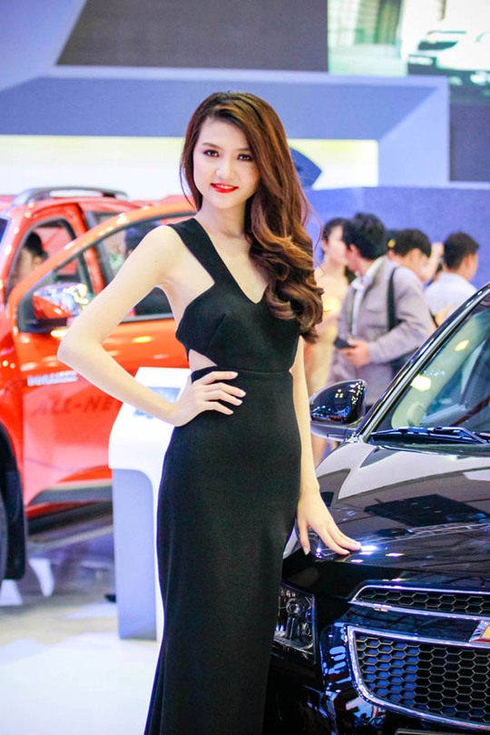 Mẫu Tây đọ sắc cùng mỹ nhân Việt tại Motor Show 2014