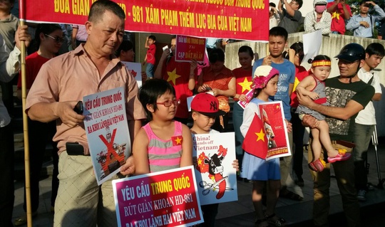 Những người tham dự mít tinh phản đối Trung Quốc, biểu thị đoàn kết và đồng hành với Đảng và Chính phủ bảo vệ Tổ quốc