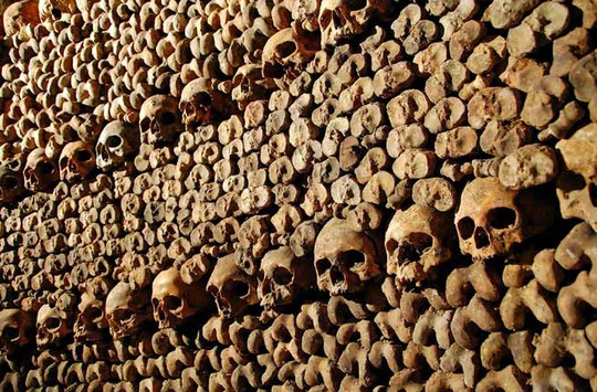 Rùng rợn khu mộ kỳ bí chứa hơn 6 triệu hài cốt dưới lòng Paris