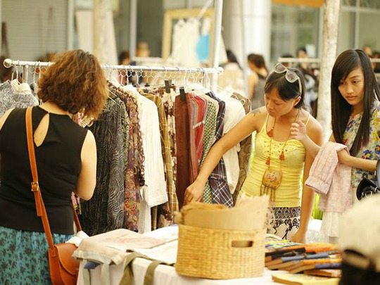 Đối với khách nước ngoài chợ trời Saigon Flea Market không còn xa lạ nhưng vẫn thu hút họ bởi tại đây có nhiều mặt hàng thủ công mỹ nghệ độc đáo của Việt Nam sản xuất.