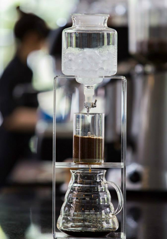 Pha cà phê bằng bộ lọc Cold drip đòi hỏi rất nhiều thời gian, có khi lên tới vài giờ.