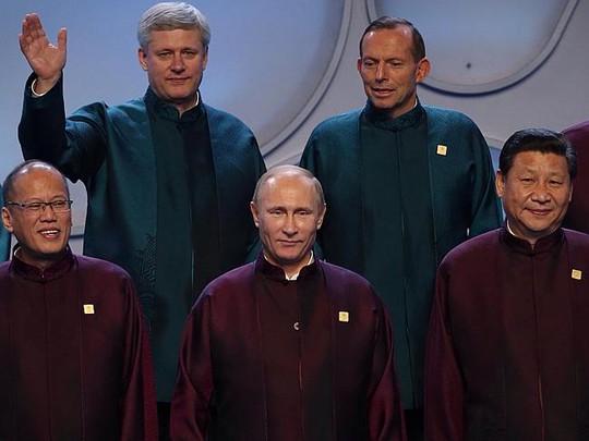 Ông Tony Abbott cuối nhìn ông Putin trong bức ảnh gia đình APEC. Ảnh: News Corp Australia