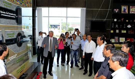 Thủ tướng Nguyễn Tấn Dũng (thứ tư từ phải sang), nghe chuyên gia nước ngoài thuyết trình về công nghệ xử lý rác tại Khu liên hợp xử lý chất thải rắn Đa Phước