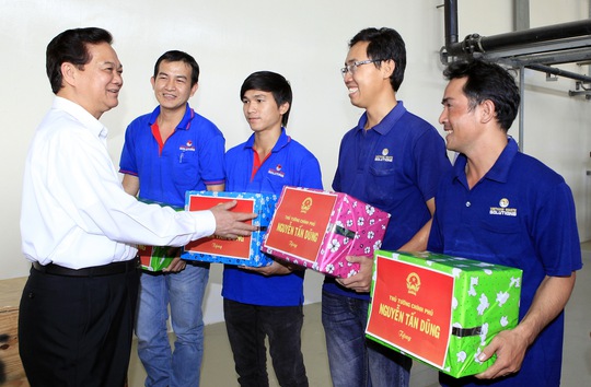 Thủ tướng Nguyễn Tấn Dũng động viên và tặng quà Tết cho công nhân Khu liên hợp xử lý chất thải rắn Đa Phước