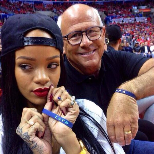 Ông Soboroff khoe ảnh chụp cùng Rihanna lên Twitter cá nhân