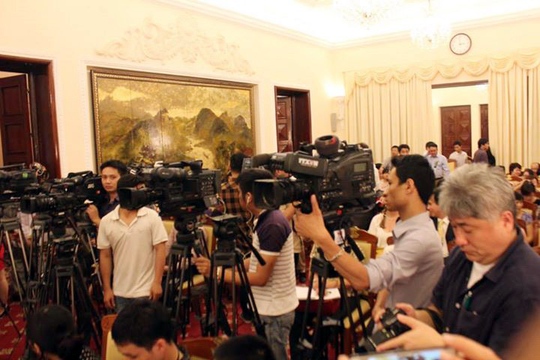 Cuộc họp báo thu hút đông đảo phóng viên trong nước và quốc tế