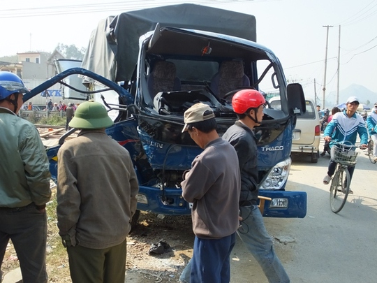 Phần đầu chiếc xe tải bẹp dúm sau vụ tai nạn