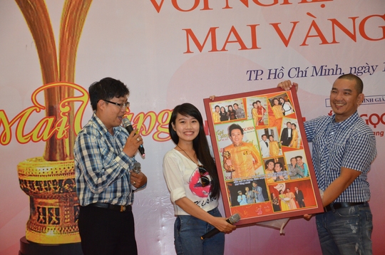 Nghệ sĩ Vũ Minh tặng quà là bức ảnh danh hài Hoài Linh trong lễ trao Giải Mai Vàng 2013