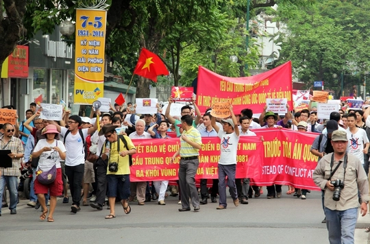 Người dân phản đối Trung Quốc xâm phạm chủ quyền đất nước diễu hành qua nhiều đường phố Thủ đô