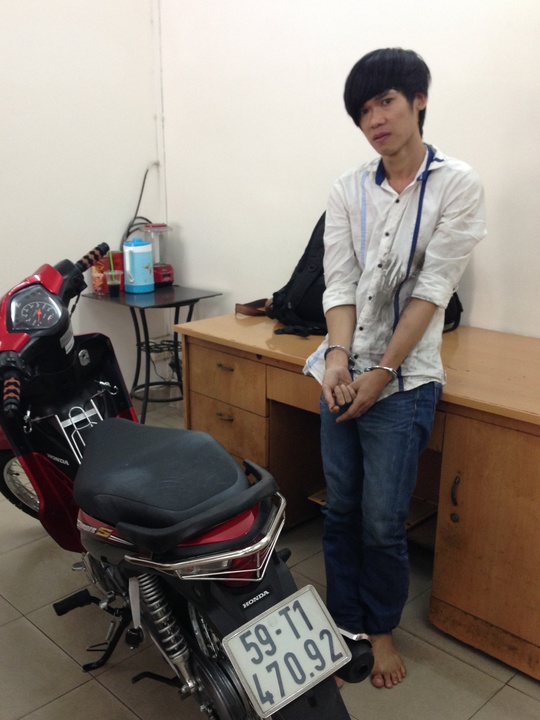 Dũng cùng chiếc xe máy trộm của người dân và bị tổ tuần tra CSGT Đội Bàn Cờ bắt giữ.