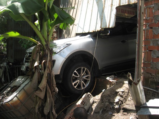 Chiếc xế hộp bất ngờ lao tới đâm đổ tường, khiến nhân viên rửa xe bị thương nặng