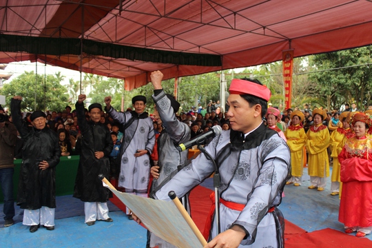 chức sắc trong làng tuyên thệ