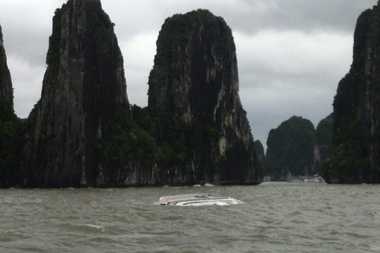Tàu du lịch bị sóng dữ đánh chìm trên vịnh Hạ Long