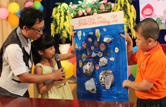 Các em thiếu nhi thi trang trí quần đảo Hoàng Sa, Trường Sa