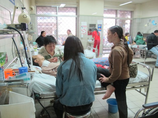 Người nhà bệnh nhân nhi này không còn nghĩ đến Tết bởi tình trạng sức khỏe của cháu bé vẫn rất nguy kịch