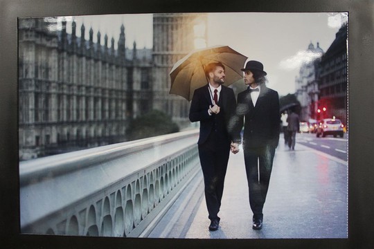 Hai trong số các bức ảnh các cặp đôi đồng tính trên thế giới được trưng bày trong chiến dịch.