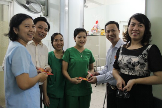 Đại diện LĐLĐ quận 1, TP HCM tặng lì xì cho các y bác sĩ tại Khoa sản Bệnh viện quận 1