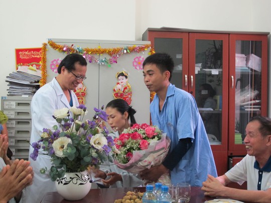 Cô dâu chú rể nhận hoa từ các y bác sĩ