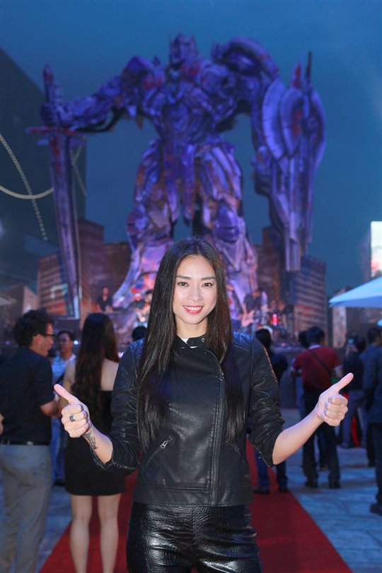 "Đả nữ" Ngô Thanh Vân tạo dáng bên mô hình Optimus Prime