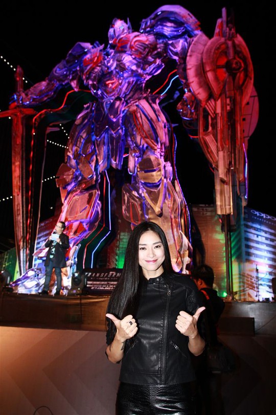 "Đả nữ" Ngô Thanh Vân tạo dáng bên mô hình Optimus Prime