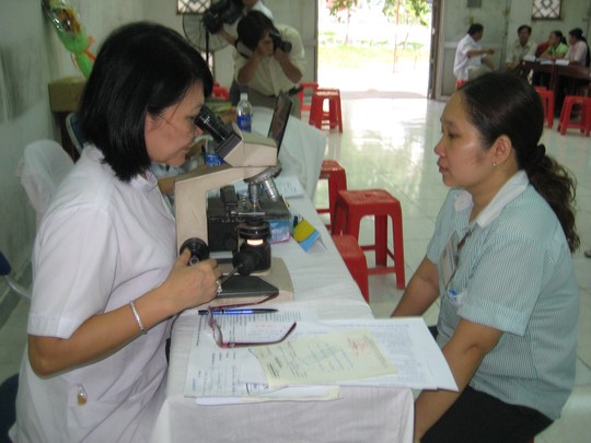 CĐ Ngành Y tế TP HCM tham gia khám bệnh cho công nhân tại các KCX-KCN TP