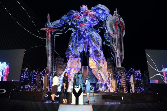 "Đả nữ" Ngô Thanh Vân tạo dáng bên mô hình Optimus Prime