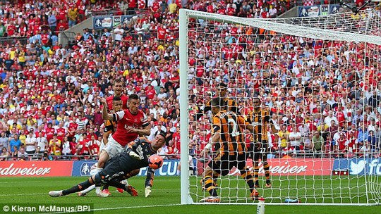 Koscielny gỡ hòa 2-2, giúp Arsenal nuôi lại hy vọng