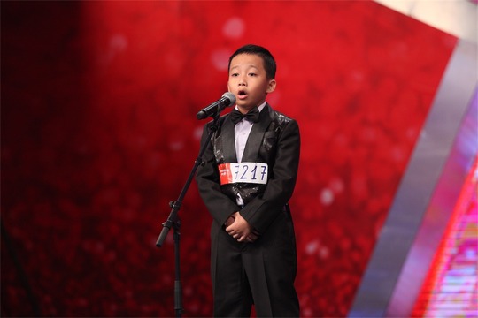 Cậu bé Nguyễn Đắc Minh Hiếu hát nhạc thính phòng