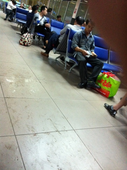 Nước nhỏ từ trên trần xuống lôi đi ở sân bay Tân Sơn Nhất