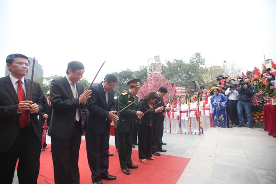 Lãnh đạo các bộ ban ngành trung ương và thành phố Hà Nội dâng hương tại tượng đài Quang Trung