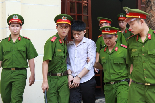 Bị cáo Phạm Thành Đạt bị áp giải ra xe chở về trại giam, sau khi HĐXX tuyên 7 năm tù về tội giết người vào sáng 12-8.