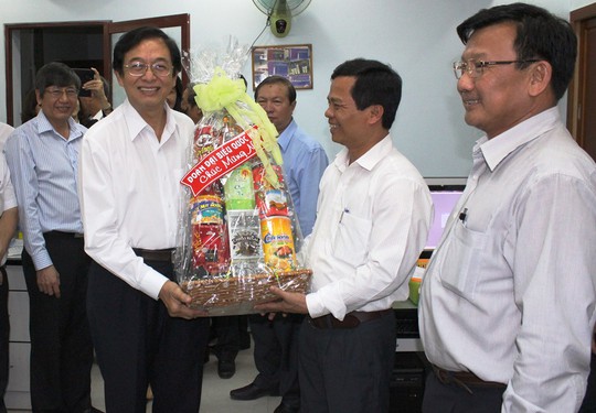 Ông Huỳnh Thành Lập (trái), Trưởng Đoàn Đại biểu Quốc hội TP HCM, trao quà cho công nhân Vissan