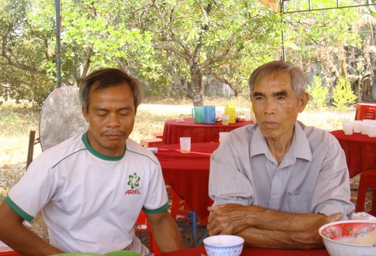 Ông Trần Duy Đán (bố vợ nạn nhân Thọ - bìa phải), cho biết nhà của Chủ tịch UBND xã Tiến Hưng cũng bị côn đồ ném trứng thối vào ngày Mùng 1 Tết Giáp Ngọ 2014!