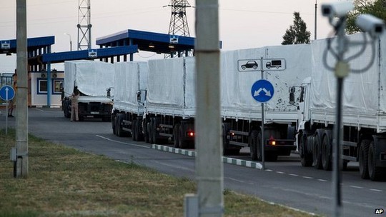 4 xe tải từ đoàn xe viện trợ của Nga gồm 280 chiếc đã đi vào khu vực hải quan gần biên giới Ukraine. Ảnh: AP