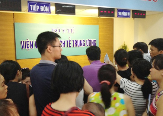 Người dân chen chúc tại điểm tiếp đón tiêm chủng dịch vụ 134 Lò Đúc (quận Hai Bà Trưng, Hà Nội)