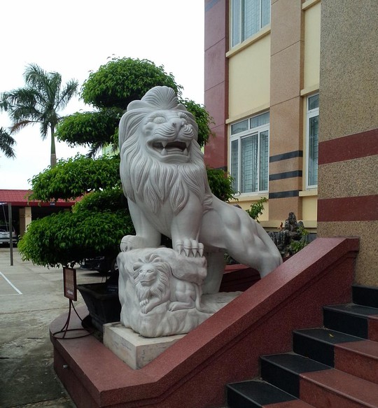 Một trong 2 con sư tử đá khủng án ngự ngay trước cổng tòa nhà Cục thuế tỉnh Nghệ An.