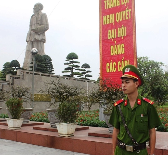 Chiến sĩ Phạm Xuân Vinh đang làm việc tại Quảng trường Hồ Chí Minh.