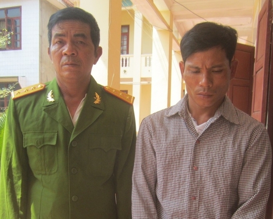 Hai đối tượng Tú và Hùng tại cơ quan công an. Ảnh Tinh Nguyễn.