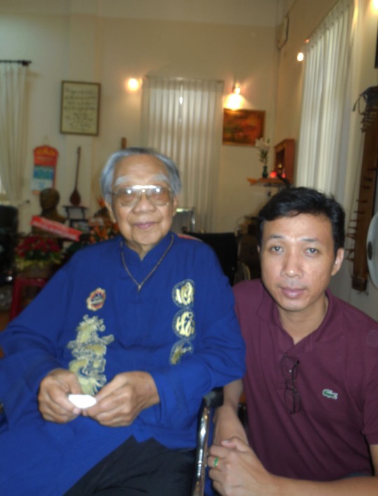 Nghệ sĩ Mai Thế Hiệp và GSTS Trần Văn Khê trong ngày mừng thọ 94 tuổi của ông