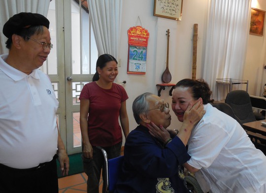 GSTS Trần Văn Khê hôn NSND Ngọc Giàu sau khi nghe bài ca bài Dạ cổ hoài lang tặng ông trong ngày mừng thọ 94 tuổi.
