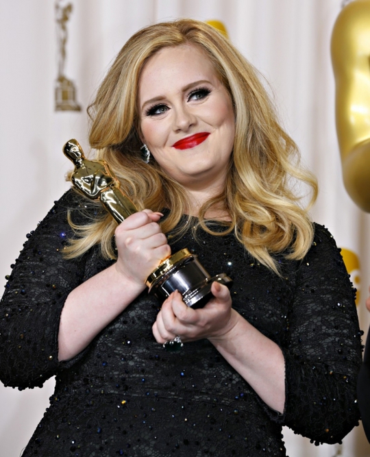 Adele với tượng vàng Oscar Ca khúc trong phim hay nhất nhờ bài hát Skyfall. Ảnh: Reuters