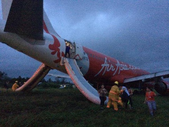 Máy bay AirAsia trượt đường băng ở Philippines tối 30-12. Ảnh: Twitter