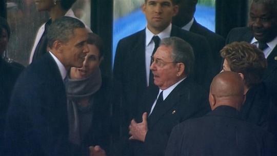Tổng thống Mỹ Barack Obama bắt tay Chủ tịch Cuba Raul Castro

tại lễ tang cựu Tổng thống Nam Phi Nelson Mandela năm 2013. Ảnh: BBC